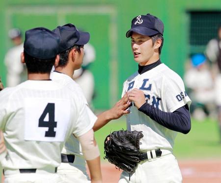 ６回、三者連続三振を奪いベンチに引き上げるＰＬ学園・山本（右）＝撮影・石湯恒介