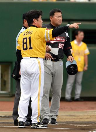 ロッテ・伊東監督（右）とともにとともにグランドコンディション不調を訴える工藤監督＝北九州市民球場