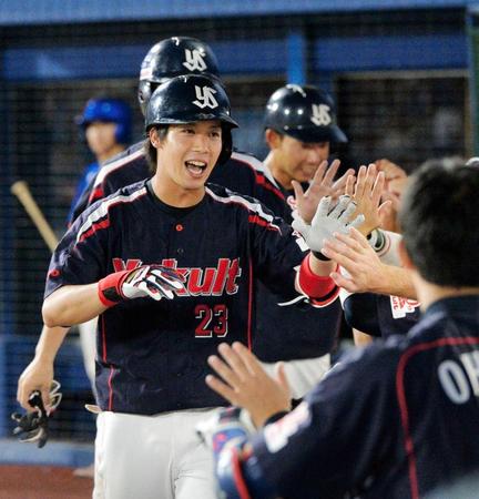 ９回、３ランを放ち、ナインに迎えられる山田（撮影・田村亮介）