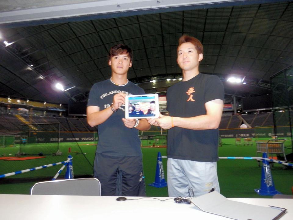 北海道・上富良野町の小学生とインターネット電話で交流した日本ハム・石川慎（左）と杉谷