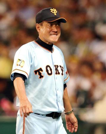 　杉内の交代を告げ、悔しそうな表情でベンチへ戻る原監督＝甲子園