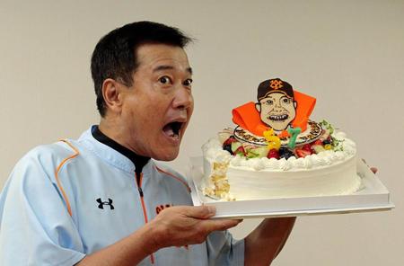 報道陣から贈られたケーキをほおばる巨人・原辰徳監督＝甲子園（撮影・保田叔久）