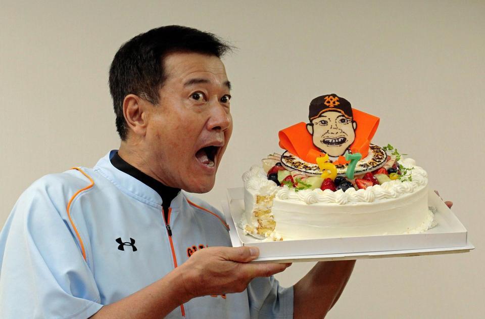 報道陣から贈られたケーキをほおばる巨人・原辰徳監督＝甲子園（撮影・保田叔久）