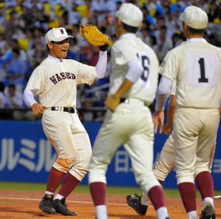 　ベスト４入りを決め、ナインと喜ぶ早実・清宮（左）＝撮影・堀内翔