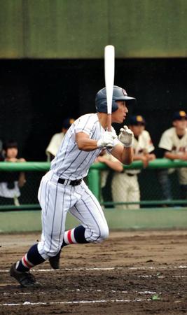 三回１死満塁、浦和学院・高橋は右前に同点適時打を放つ