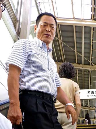 　“大坂夏の陣”モグラたたきだ－。新幹線で移動する中畑監督