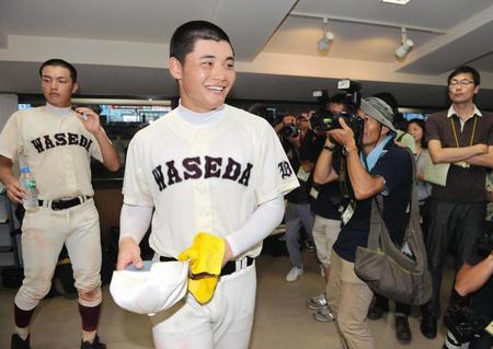 日大三を破って決勝進出を決め、笑顔で会見に登場した早実・清宮幸太郎（中）＝神宮球場（撮影・西岡正）