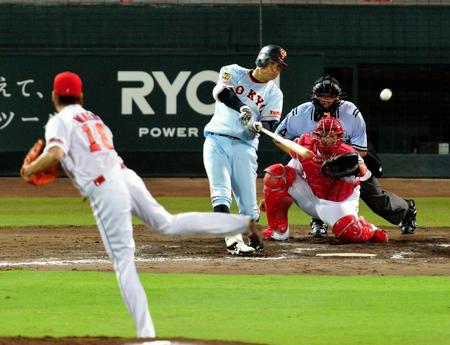 ９回、高橋由は左前適時打を放つ