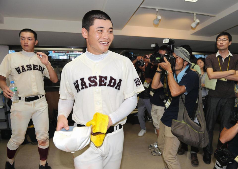 日大三を破って決勝進出を決め、笑顔で会見に登場した早実・清宮幸太郎（中）＝神宮球場（撮影・西岡正）