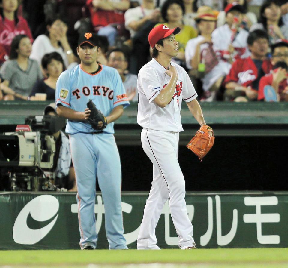 ９回、堂上の犠飛で追加点を奪われ、菅野（左）の隣でぼう然の前田＝マツダスタジアム（撮影・出月俊成）