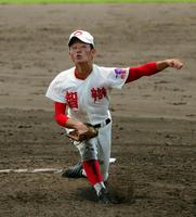 ４回途中から２番手で登板し力投を見せる智弁和歌山・斉藤祐太＝紀三井寺球場（撮影・飯室逸平）