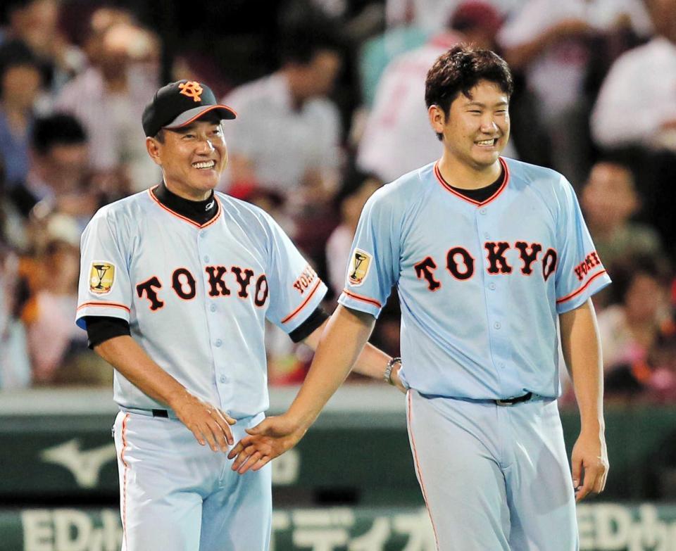 　前田との投げ合いに勝ち、原監督（左）と笑顔で握手を交わす菅野（撮影・出月俊成）