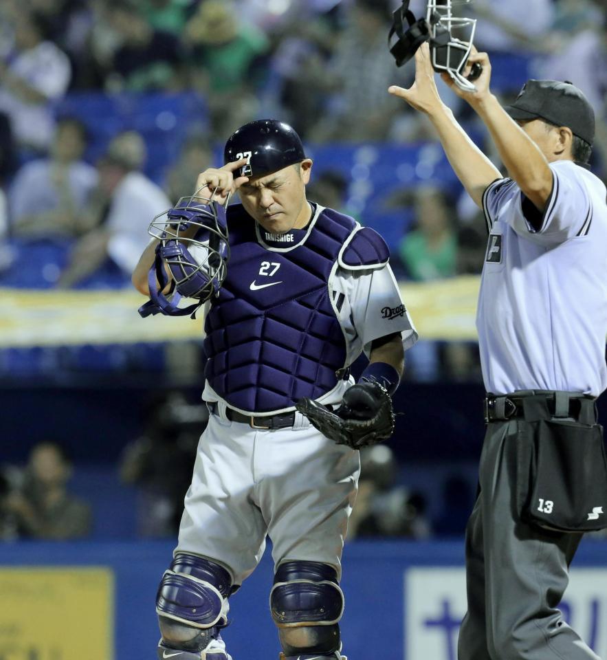 　６回、比屋根のスクイズで追加点を許し、険しい表情の谷繁監督兼選手