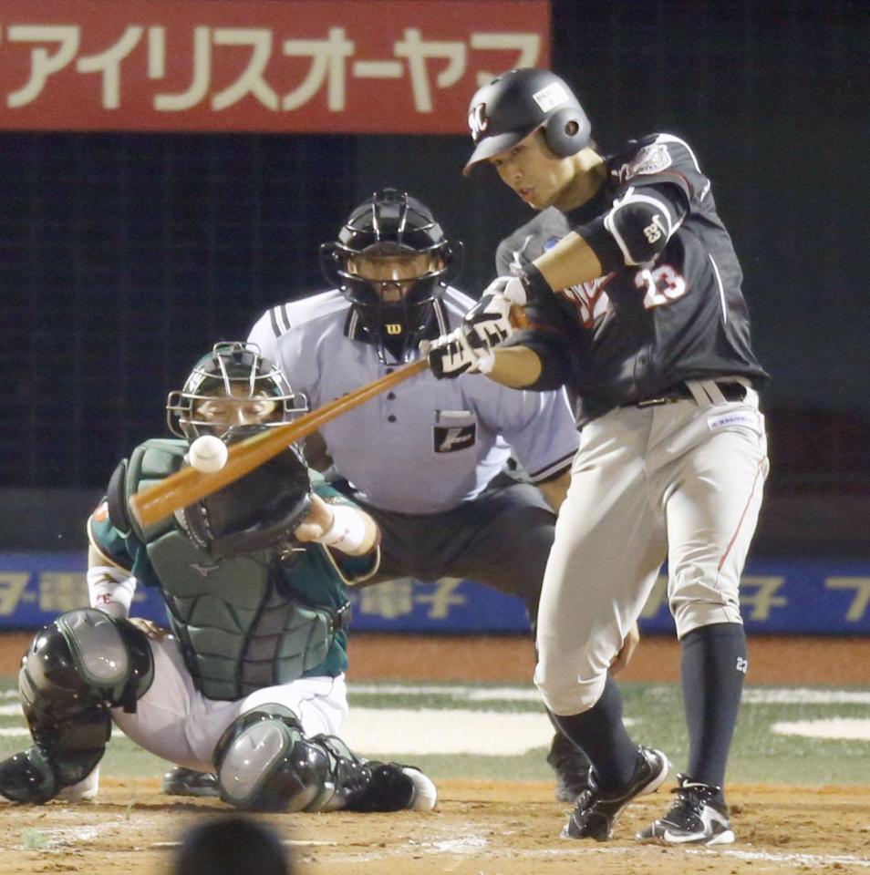 　６回ロッテ２死三塁、中村が左中間に２ランを放つ＝コボスタ宮城