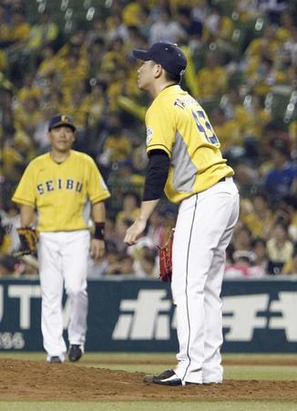 　９回、日本ハム・石川慎に同点二塁打を浴びた西武・高橋朋