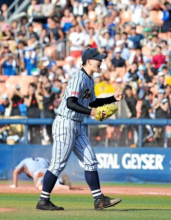 　９回、４強進出を決めてガッツポーズの小笠原（撮影・佐々木彰尚）