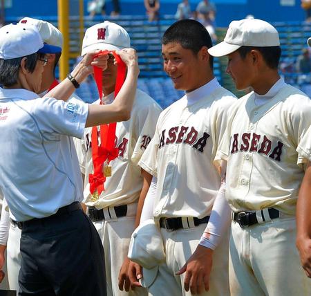 甲子園出場を決めメダルをかけてもらう早実・清宮＝神宮球場（撮影・堀内翔）