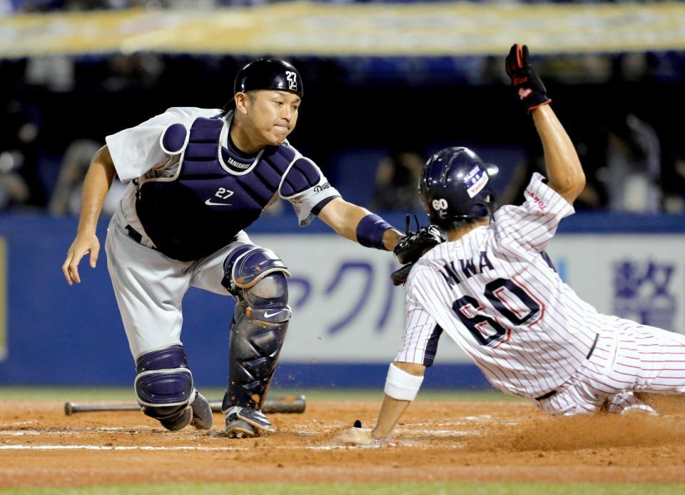 　７回、代打・武内の一塁ゴロの間に本塁を狙った三走・三輪をタッチアウトにする捕手谷繁監督兼選手