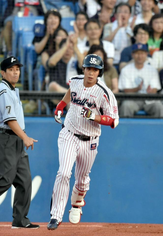 　１回、同点ソロを放ちダイヤモンドを回る山田