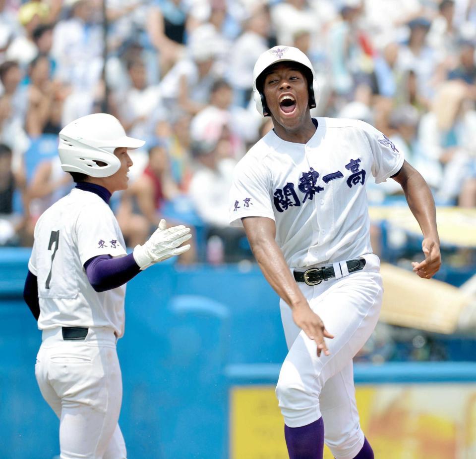 　７回、伊藤の勝ち越し三塁打で生還し、大喜びの関東一・オコエ（右）＝撮影・西岡正
