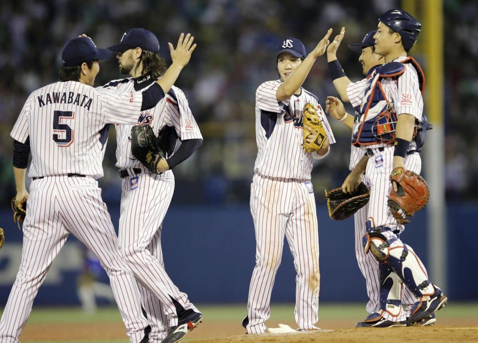 　中日に勝利し４年ぶりの７連勝、喜ぶ山田（中央）らヤクルトナイン＝神宮