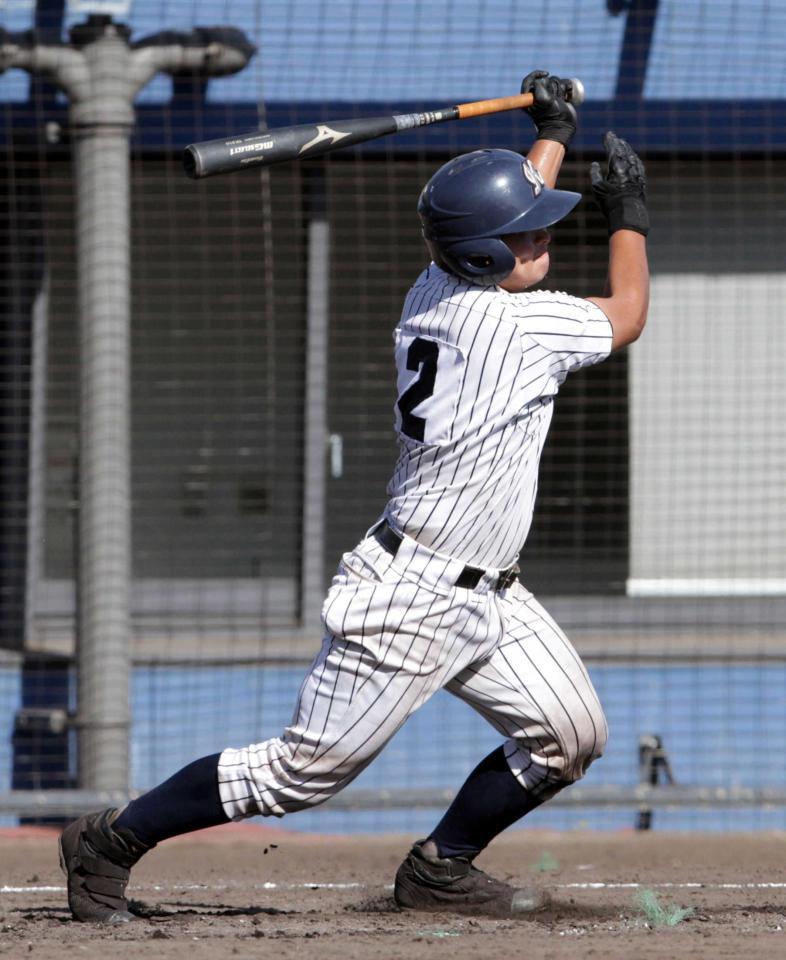 　５回、左越えにタイムリー二塁打を放つ大阪偕星・田端（撮影・山口登）