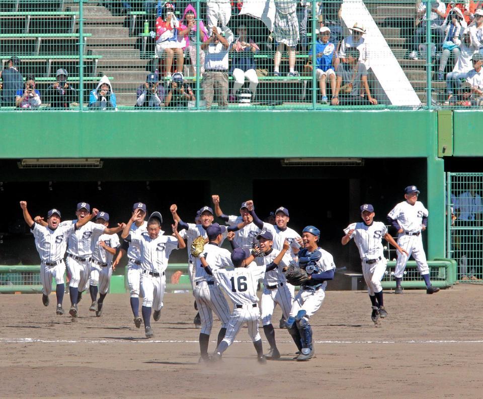 　優勝が決まり、ベンチを飛び出し歓喜する広島新庄ナイン（撮影・北村雅宏）