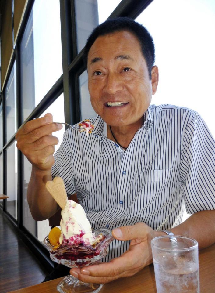 　移動途中の空港で、ブルーベリーサンデーをほおばる中畑監督