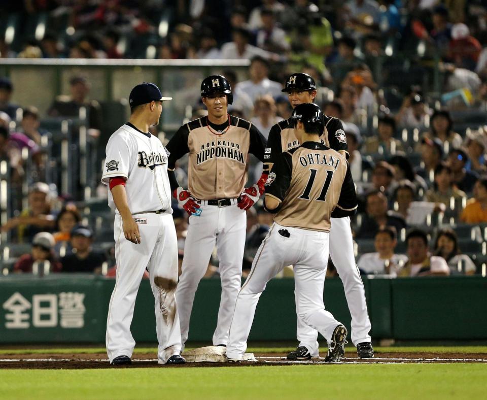 ６回、再びベンチから飛び出し一塁ベースを踏みに行く日本ハム・大谷翔平（１１、中央は代走の岡）＝ほっともっとスタジアム神戸／飯室