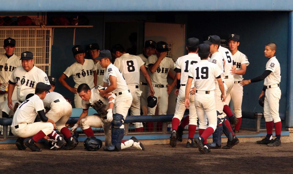 　１点が届かず敗退しベンチで号泣する大阪桐蔭ナイン（撮影・山口　登）