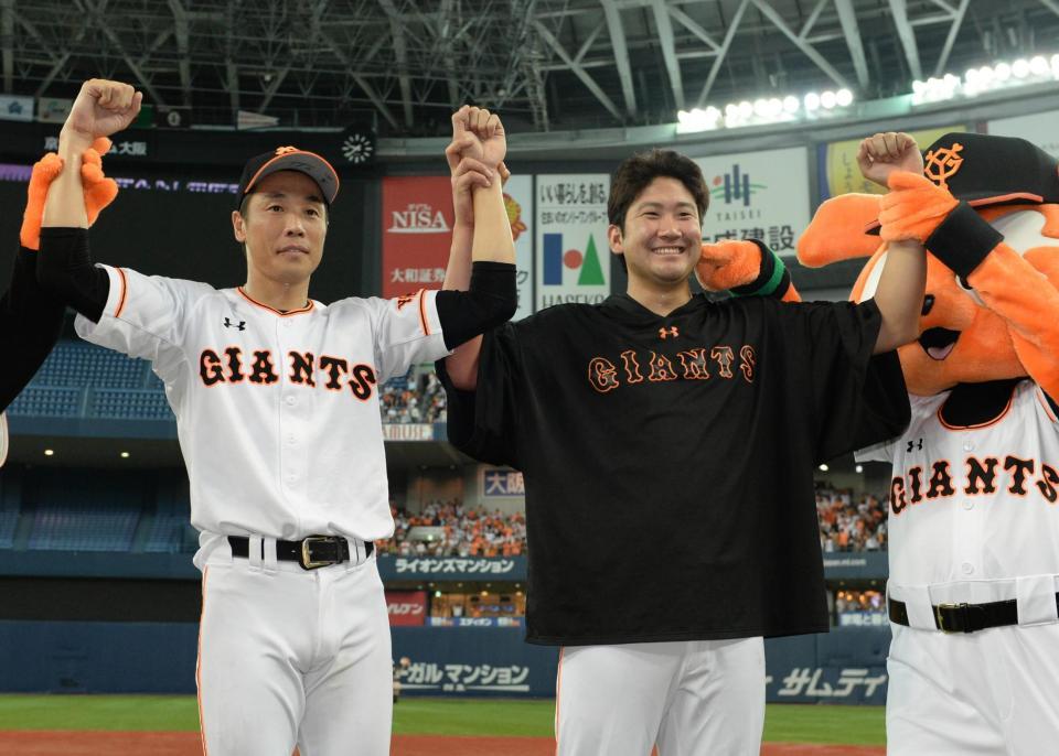 ＤｅＮＡに勝利し、笑顔でポーズを取る巨人・鈴木（左）と菅野＝京セラドーム大阪