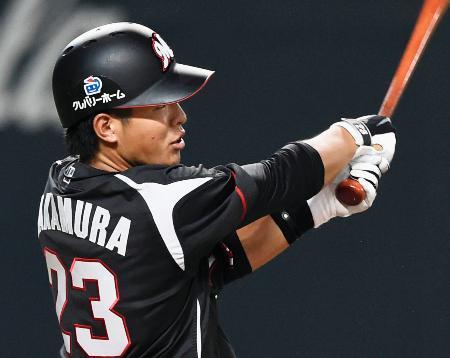 　５回ロッテ２死、中村が左越えに同点ソロを放つ＝札幌ドーム