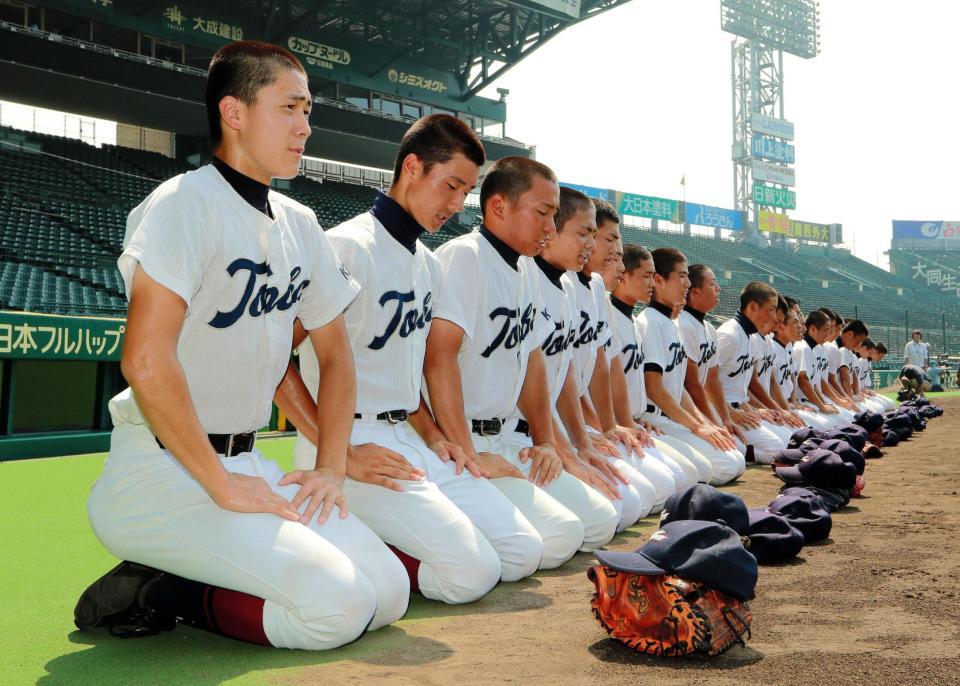 グランドで正座する鳥羽高校＝甲子園（撮影・石湯恒介）