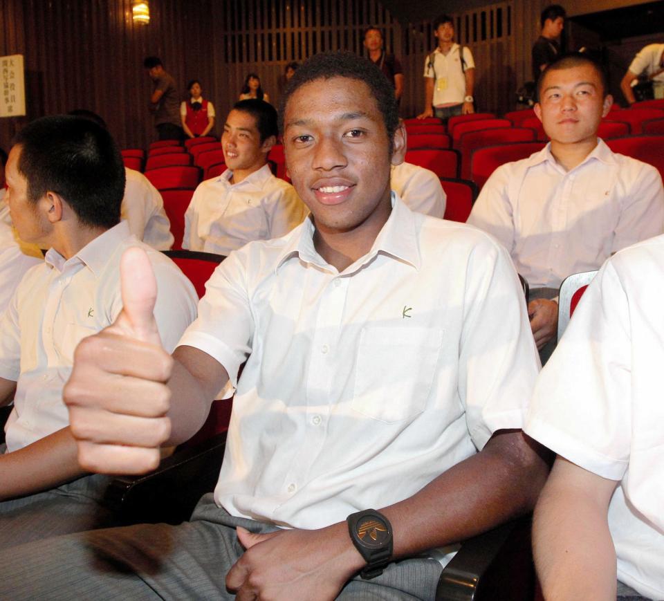 　サムアップで活躍を誓う関東第一・オコエ瑠偉（撮影・飯室逸平）