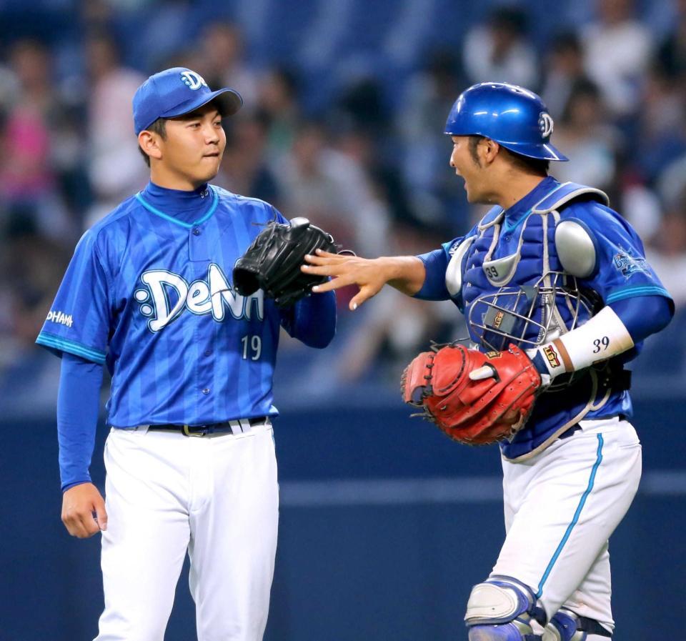 　嶺井（右）とタッチを交わす山崎康