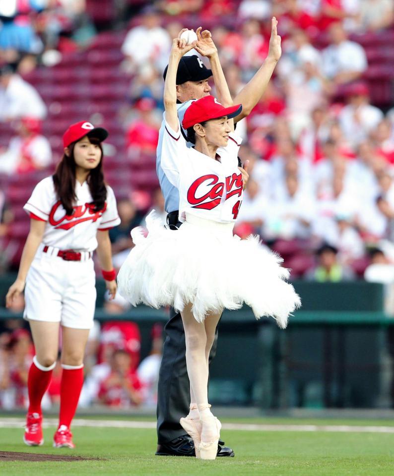 始球式を務めたバレリーナの森下洋子さん（撮影・保田叔久）