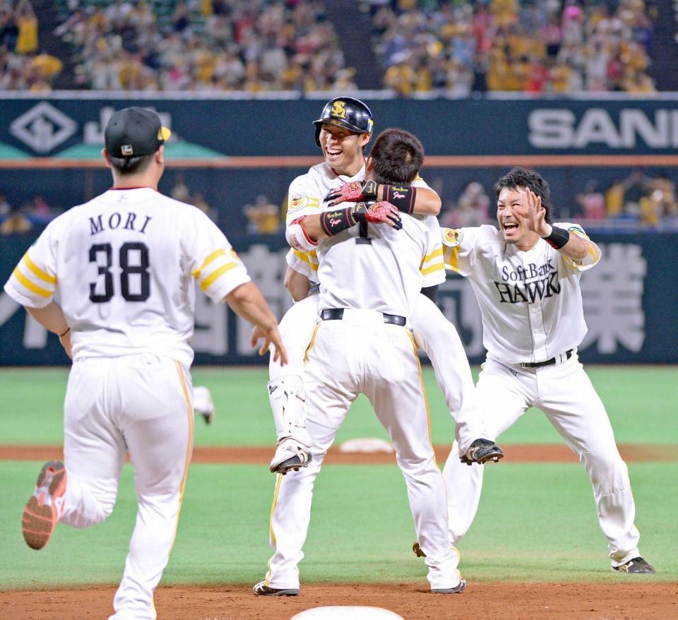 　延長１１回、サヨナラ打を放ちナインと抱き合って喜ぶ本多