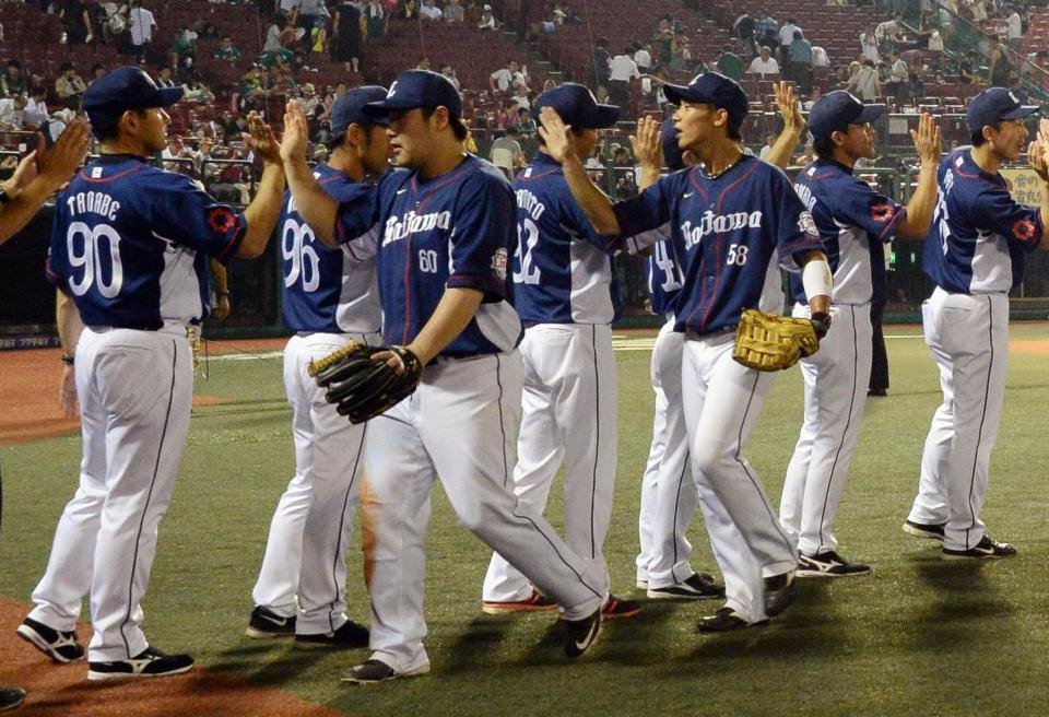 　楽天に勝って連敗ストップ！タッチでナインを出迎える田辺監督（左端）