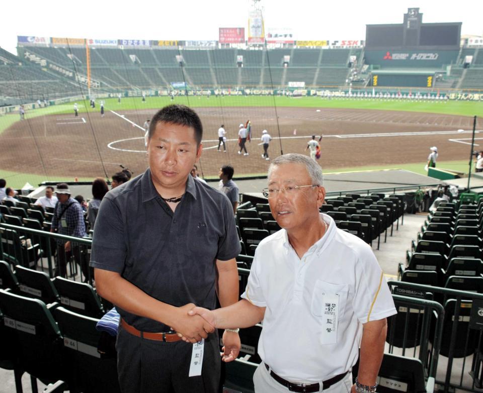 　初戦の健闘を誓い、ガッチリと握手を交わす明徳義塾・馬淵監督（右）と敦賀気比・東監督