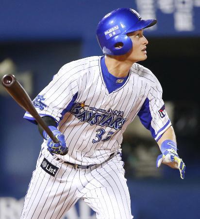 　５回ＤｅＮＡ２死一、二塁、乙坂が中越えに逆転３ランを放つ＝横浜