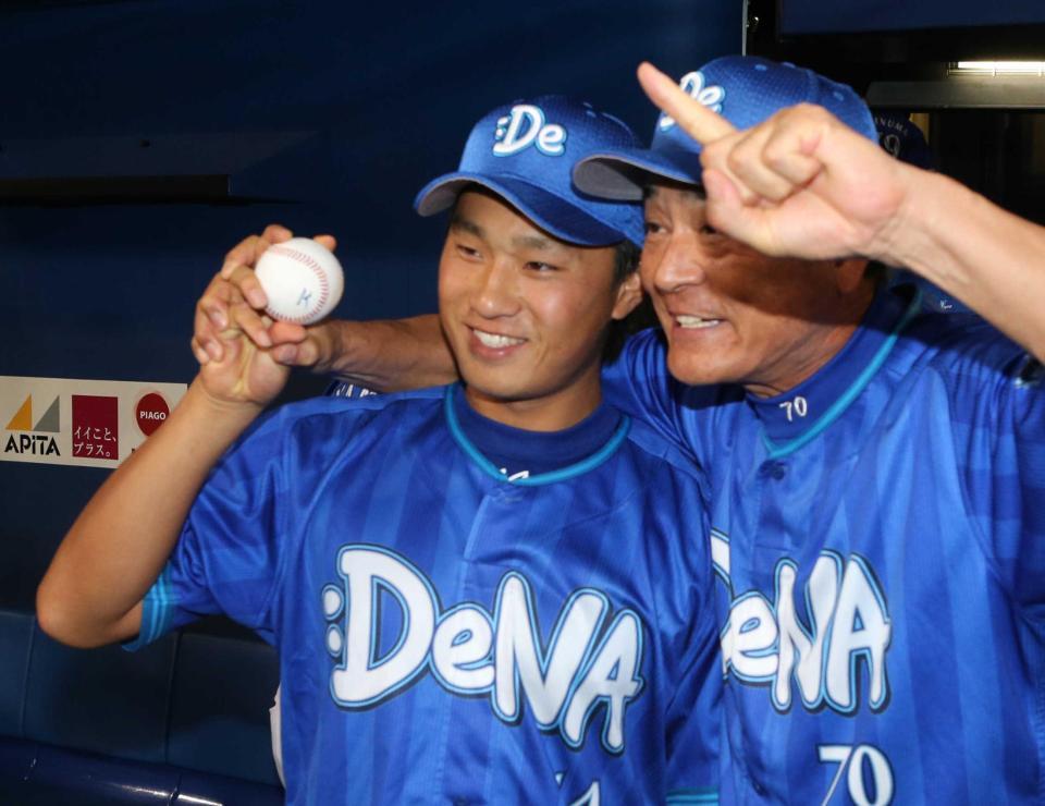 　プロ初勝利を挙げ中畑監督（右）に祝福される石田