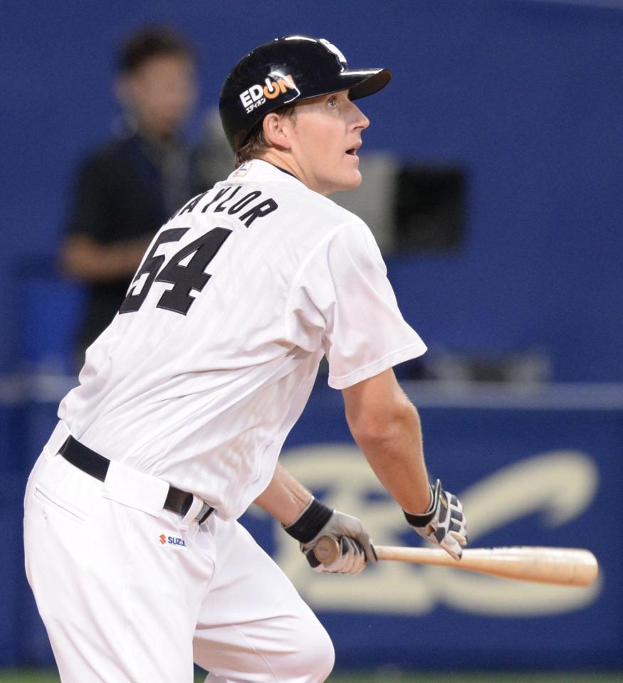 　４回中日１死、ネイラーが右中間に本塁打を放つ＝ナゴヤドーム