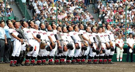 　甲子園で初勝利を挙げ体を反らしながら校歌を歌う津商ナイン（撮影・保田叔久）