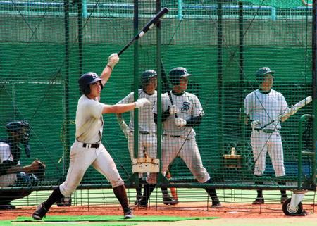 　２回戦の早実戦に向けて打撃練習する広島新庄ナイン（撮影・市尻達拡）