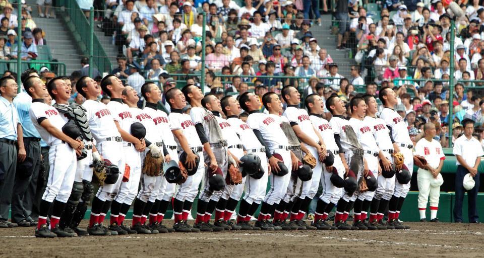 　甲子園で初勝利を挙げ体を反らしながら校歌を歌う津商ナイン（撮影・保田叔久）