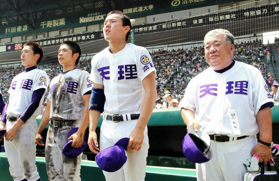 　１回戦で敗退しベンチ前で一礼する天理・橋本監督（右）