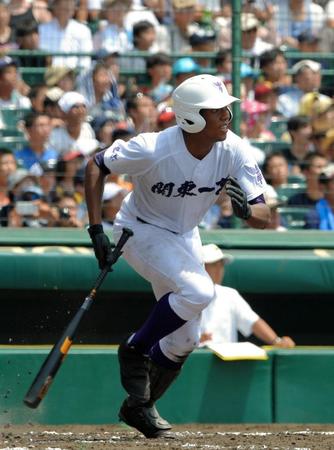 ３回関東第一２死満塁、オコエが走者一掃の三塁打を放つ＝甲子園（撮影・堀内翔）