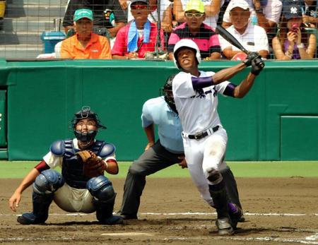 ７回、関東一・オコエ瑠偉が中犠飛を放つ＝甲子園（撮影・保田叔久）