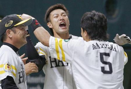 　９回、逆転サヨナラ本塁打を放ち、松田（５）と抱き合って喜ぶソフトバンク・柳田。左は工藤監督＝ヤフオクドーム