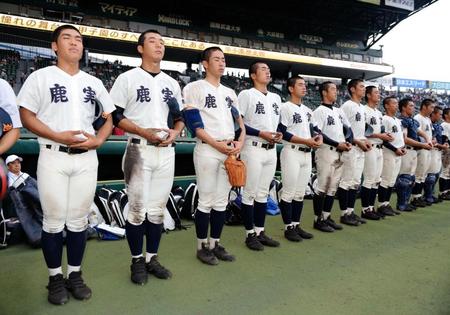 独特のあいさつをする鹿実ナイン＝甲子園（撮影・佐藤厚）